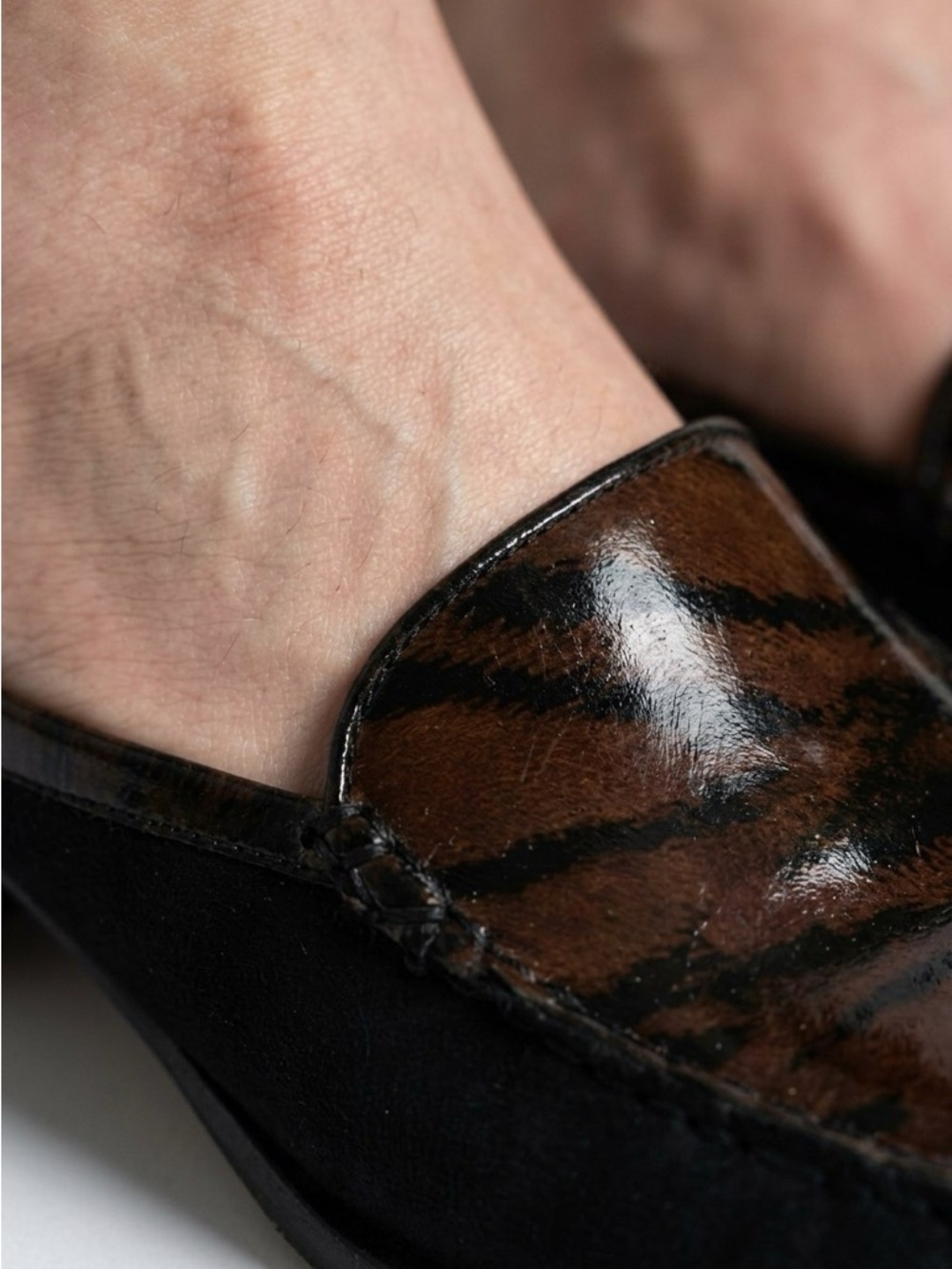 STUART WEITZMAN VINTAGE BLACK BROWN SHOE ANIMAL PRINTS SLIP ON SHOE BLOCK HEELS - Picture 4 of 16
